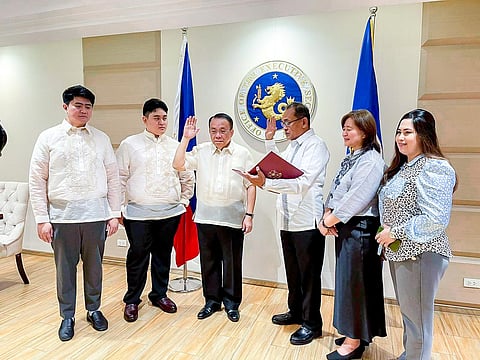 Life stages Judge Jaime Santiago (fourth from left) is flanked by family members as he takes his oath of office as National Bureau of Investigation director before Executive Secretary Lucas Bersamin.