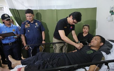 Las Piñas ‘hero’ cops feted