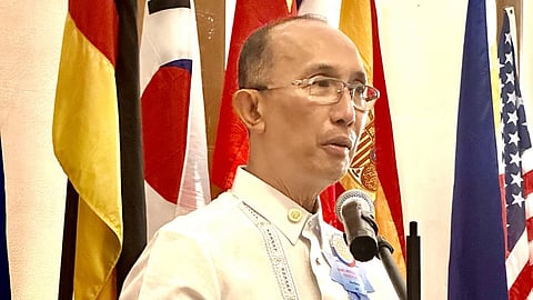 Passionate about his advocacy against corruption in government and as head of the group, Mayors for Good Governance, Baguio City Mayor Benjamin Bañez Magalong urged the public, especially the youth, to speak out and expose corruption in government. ‘Silence — yours and mine — is one of the most powerful tools of corrupt politicians,’ he told members of the Rotary Club Manila as the Club’s guest speaker in its meeting at the Manila Polo Club in Makati last 6 June. Before entering politics, Magalong, who graduated from the Philippine Military Academy in 1982, served in the Philippine Constabulary and Philippine National Police, including as chief of the Criminal Investigation and Detection Group and head of the Special Action Force’s Special Operations Battalion (1997-2001). He retired from the police force in December 2016 as the PNP’s Deputy Chief of Operations with the rank of Police Deputy Director General.