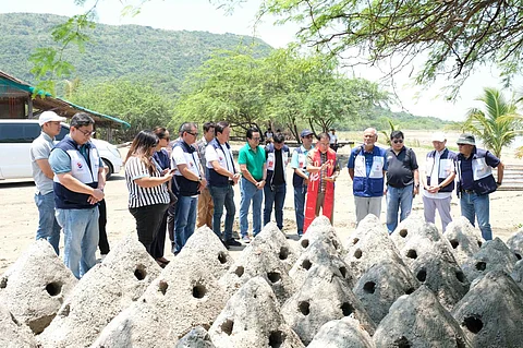 RC Makati officers, with a local priest officiating in the blessing of reef buds before these are dropped in Sulvec, Narvacan, Ilocos Sur. This is part of the Club's Save Our Reefs project in the area. An additional 60 reef buds were cast, bringing the total to 340 reef buds. In the photo are (front row, from left) Rotarian Paolo Turno, two United Philippine Leaf Inc. female employees, RC Makati treasurer Tetu Garcia, UPLI president and RC Makati director, Winston Uy, Narvacan Mayor Pablito Sanidad, a local priest from Narvacan, RC Makati president Bing Matoto, and Rotarians Benjie Tayag, Philip Soliven and Andy Mañalac.