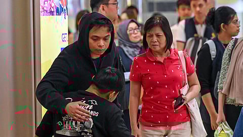 Passengers of Singapore Airlines flight SQ321