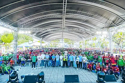 Safety drill Thousands of Cebuano Grab and MOVE IT drivers and riders gathered at the Plaza Independencia to participate in a day-long workshop on road safety with the safety teams of the ride-hailing platforms, CEMEX, and the Cebu City Police.
