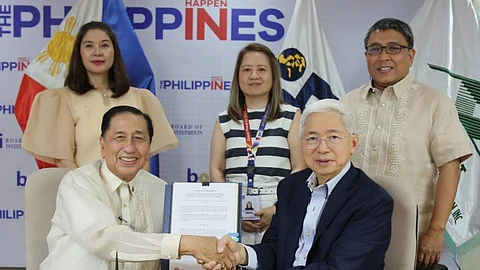 From L-R (seated) – PHILEXPORT President and CEO Sergio R. Ortiz-Luis, Jr., DTI Secretary Alfredo E. Pascual, From L-R (standing) PHILEXPORT Vice President for Advocacy, Communications and Special Concerns Ma. Flordeliza C. Leong, DTI Bureau of International Trade Relations Director Marie Sherylyn D. Aquia, and DTI International Trade Group Undersecretary Allan B. Gepty