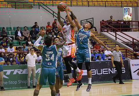 Giant Lanterns shine, book 10th straight win