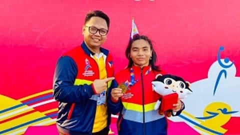 Ana Bhianca Espenilla, a Grade 10 student from Masbate Sports Academy and a child-benefiaciary of the DSWD’s Pantawid Pamilyang Pilipino Program (4Ps) was hailed champion after winning the Gold Medal for her outstanding javelin throw of 52.07 meters in the 13th ASEAN School Games being held from June 1 to 7 at the Hoa Xuan Stadium in Da Nang, Vietnam.