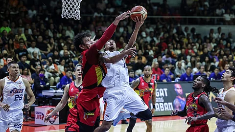(FILE PHOTO) Chris Newsome (right) and Meralco are looking to push June Mar Fajardo and San Miguel Beer to the brink when they clash in Game 4 of the PBA Philippine Cup best-of-seven final series.