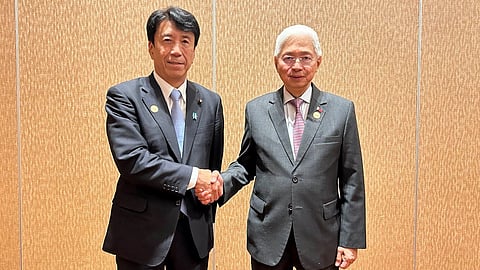 Minister Saito Ken of Japan’s Ministry of Economy, Trade and Industry (left) and Trade and Industry Secretary Fred Pascual cement an agreement to explore clean energy initiatives.
