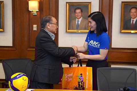 MERALCO chairman and CEO Manny Pangilinan extends his support to Jia de Guzman and other members of Alas Pilipinas in a courtesy call at the Meralco headquarters recently.