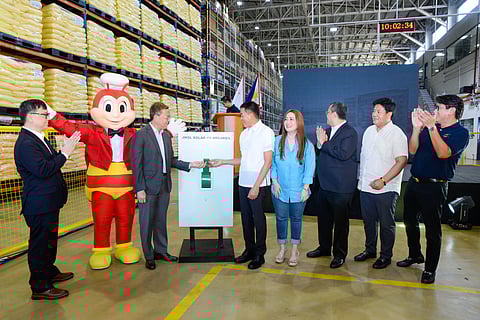 Leaders from the Jollibee Group and First Gen Corp culminated the four-site solar project at the Jollibee Worldwide Services-Logistics plant last 6 May. In attendance are (from left) Michael Ong, Jollibee Group’s vice president and head of supply chain; Joseph Tanbuntiong, Jollibee Group’s chief business officer; Eric Olivarez, mayor of Parañaque City; Maria Kristine Esplana, District 2 City councilor; Vincent Martin Villegas, First Gen Corp.’s senior vice president and Pi Energy’s chief operating officer; Voltaire dela Cruz, City administrator; and Ashley Antonio, Jollibee Group’s vice president and head of logistics.