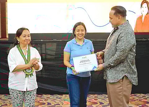 Appreciation Governor Dennis ‘Delta’ Pineda (left) presents a certificate of appreciation to Makati City Mayor Abigail Binay (center) during the donation of P1 million aid to the typhoon-ravaged community in Pampanga. Former President and current Pampanga 2nd District Representative Gloria Macapagal-Arroyo looks on.