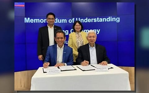 Siemens ASEAN President and chief executive officer Thai Lai Pham and Trade Secretary Alfredo Pascual sign a memorandum of understanding (MoU) on Friday (June 7, 2024) in Singapore. The MoU seeks to explore areas of cooperation to address the needs of the industrial and infrastructure sectors in the country.