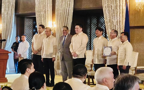 Bago City Mayor Nicholas Yulo (second from right) and City Agriculture-Designate Marvin John Blance (right) receive the ‘Walang Gutom’ award from President Ferdinand Marcos Jr. (third from right) in rites held at Malacañang Palace. Others onstage in the photo are Galing Pook Foundation chairperson Mel Senen Sarmiento (second from left); Special Assistant to the President, Antonio Lagdameo Jr.; and Social Welfare and Development Secretary Rexlon Ting Gatchalian (fourth from left).
