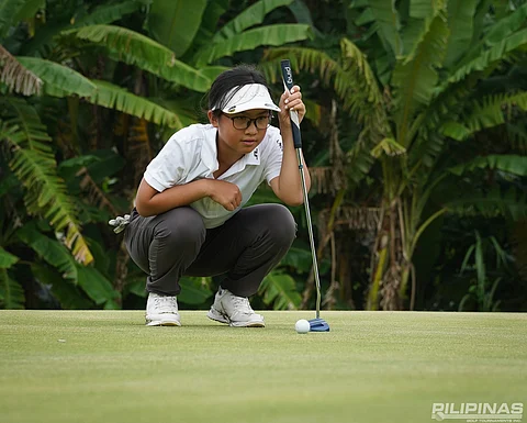 AERIN Chan reads the green en route to carding a 73 to wrest a six-shot lead over Quincy Pilac in the girls’ 10-12 division of the ICTSI Junior PGT Luzon Series 4 at the Riviera Golf and Country Club.