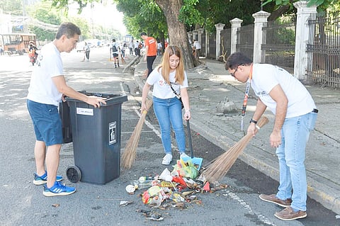 Meralco employees join ‘Cleantramuros’ drive