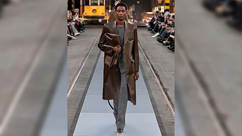 LEATHER trench coat.