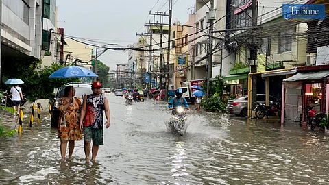TRIBUNE-couple-walking-in-flood