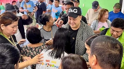 Pampanga Gov. Dennis Delta Pineda leads the distribution of food packs to Kapampangan flood victims in the towns of Minalin and Sto. Tomas.