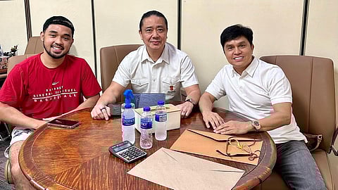 RJ Abarrientos (left) signs a three-year contract with Barangay Ginebra in the PBA. Also shown are Kings team manager Alfrancis Chua (middle) and Abarrientos’ agent, Edgar Mangahas.