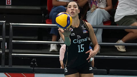 There’s no stopping Venezuelan MJ Perez as she tries to deliver Cignal to its fourth straight win against Petro Gazz to remain unscathed in the PVL Reinforced Conference.