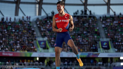 E.J. Obiena heads into the finals days before the opening of the Paris Olympics being bothered by physical problems.