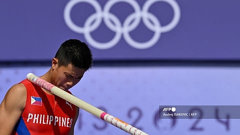 ERNEST John Obiena credits his composure to a pep talk with his Ukrainian coach, Vitaly Petrov, in the preliminaries of the men’s pole vault event of the Paris Olympics.