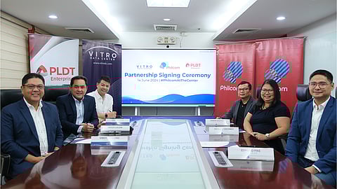 Signing of the deal for Philcom's presence in VITRO Clark and Sta. Rosa Data Centers are (from left, front-to-back) Victor Genuino, ePLDT and VITRO Inc.’s president and CEO; Albert Mitchell Locsin, PLDT and Smart’s FVP and head of Enterprise and Int’l Core Business; Gary Ignacio, VITRO Inc.’s chief commercial officer (right, front-to-back) Edmund Pike, Philcom’s president and CEO; Jocelyn Ordoñez, Philcom’s head of Finance and Joseph Bautista, Philcom’s IT head.