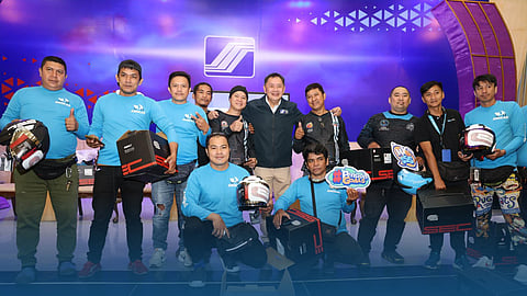 SSS president and chief executive officer Rolando Macasaet (5th from right) with Angkas riders.