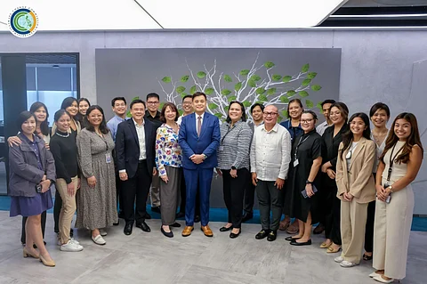 CCC vice chairman and executive director Sec. Robert E.A. Borje (center), flanked by Ayala’s Group Sustainability and Risk Management executive director Ma. Victoria Tan and Ayala Land Inc. sustainability head Anna Maria Gonzales with executives from various Ayala business units, during their coordination meeting at Ayala Triangle Gardens in Makati City.