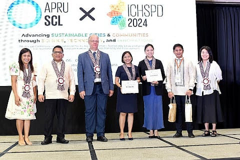 The 7th Annual Association of Pacific Rim Universities – Sustainable Cities and Landscapes Conference and Student Symposium 2024 (APRU-SCL 2024) Conference on Advancing Sustainable Cities and Communities through Science, Technology, and Innovations is hosted and organized this year by the University of the Philippines Los Baños (UPLB).
(L-R): Dr. Jennifer Marie S. Amparo, Dean, CHE, Dr. Jose V. Camacho, Jr. Chancellor, UPLB, Dr. Thomas Schneider, Chief Executive, APRU, Makati Mayor Hon. Abigail Binay, Ms. Jessica Bianca Sy, SMPHI and SMDC Lead Executive for Design, Innovation and Strategy, Dr. Edgar M. Reyes, Jr., Conference Director, ICHSPD, Assoc. Professor, UPLB, and Dr. Yekang Ko, Director, APRU-SCL, Assoc. Professor, University of Oregon.