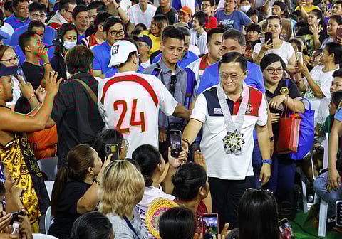 Go distributes aid in Cavite