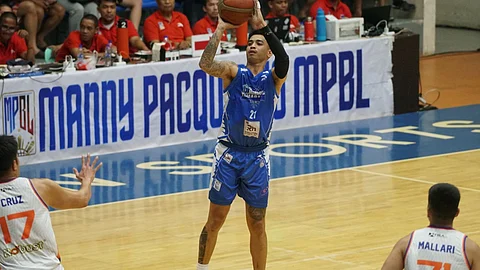 Jayvee dela Cruz lifts Mindoro past Manila, 78-77, during their MPBL Sixth Season game Friday at the Caloocan Sports Complex.