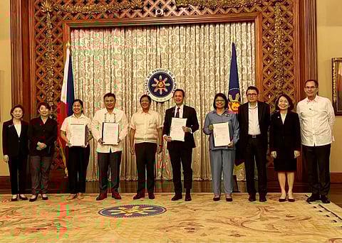 PRESIDENT Ferdinand Marcos Jr. (5th from left) with (from left) Tessie Sy-Coson of SM Investments Corporation, Doris Magsaysay Ho of Magsaysay Group of Companies, Undersecretary Gina Gonong of DepEd Curriculum and Teaching, DepEd Secretary Sonny Angara, Fred Ayala of AC Education Inc., Josephine C. Romero of PCORP, Joey Concepcion of Philippine Center for Entrepreneurship, Rizalina Mantaring of Ayala Corporation, and Sabin M. Aboitiz of Aboitiz Group and lead convenor of the Private Sector Advisory Council after signing the memorandum of agreement to enhance work immersion programs for senior high school students in Malacañang Palace on 8 August 2024.