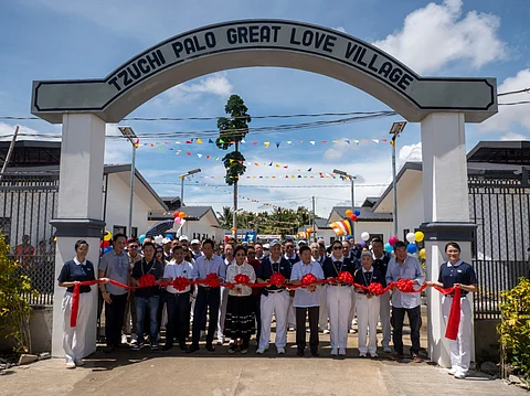 LEYTE Governor Carlos Jericho Petilla (5th from left), Palo Mayor Remedios Petilla (6th from left), Tzu Chi Philippines CEO Henry Yuñez (7th from left) and Angelo King Foundation Inc. president Teddy Kingsu (8th from left) lead the ribbon-cutting ceremony for the Tzu Chi Palo Great Love Village.