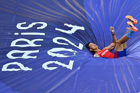 ERNEST John Obiena falls to No. 3 in the world ranking following his sorry setback in the Paris Olympics recently.