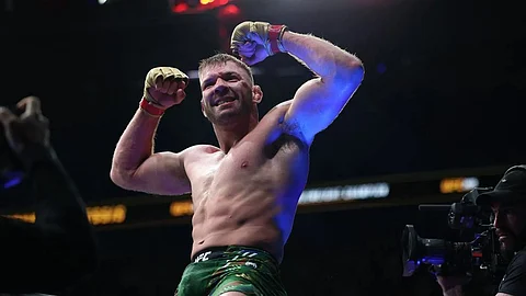 Du Plessis retains UFC middleweight supremacy