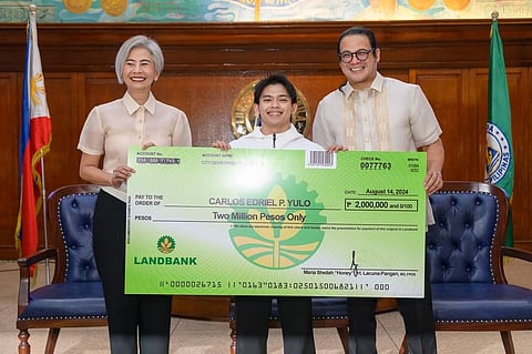 CARLOS Yulo gets rewarded with a P2-million check by Manila City Mayor Honey Lacuna and Vice Mayor Yul Servo.