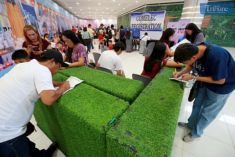 (FILE PHOTO) Residents of Antipolo line up for the special voter registration conducted by the Commission on Elections at SM Masinag on Tuesday. The number of voters who have been deactivated and may no longer vote in the May 2025 midterm elections has increased to more than 5.38 million, according to the poll body. Photo/Analy Labor