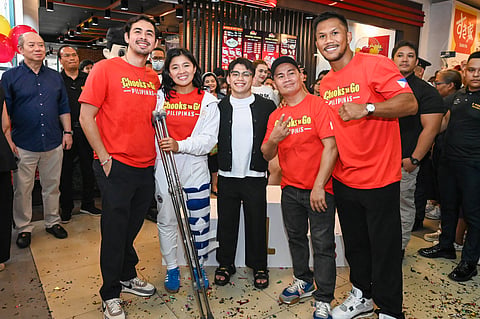 CARLOS Yulo (middle) gets an additional P3-million incentive from Chooks-to-Go and Bounty. Also shown are POC marketing head Nikko Huelgas, fencer Samantha Catantan, former Olympian Mansueto ‘Onyok’ Velasco and boxer Eumir Marcial.