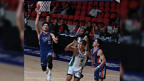 Bong Quinto of Meralco shares the scoring load by firing 22 points during Meralco’s 107-91 demolition of Terrafirma on Wednesday in their PBA Governors’ Cup game at the Ninoy Aquino Stadium.