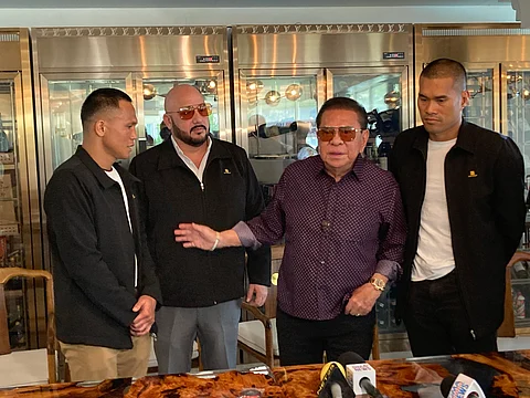 Former Ilocos Sur governor Luis ‘Chavit’ Singson (second from right) advises boxer Charly Suarez (left) and trainer Delfin Boholst (right) to knock Andres Cortes out on 20 September in Arizona. Joining them is Ricardo Navalta, a Singson aide tasked to attend to the fighter’s needs during the US trip.
