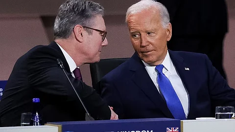 Heads of state shaking hands
