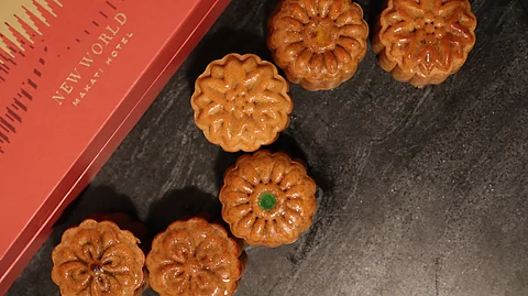 NEW World Makati‘s mini mooncakes.