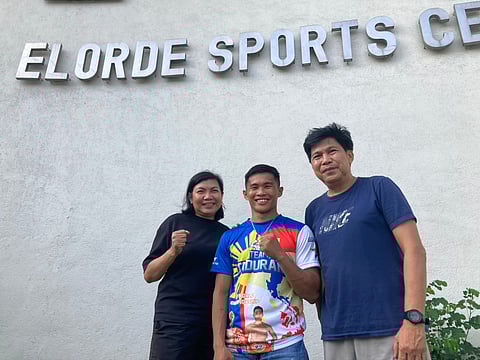 Pedro Taduran (center) gets solid support from Elorde siblings Cucuy (left) and Marty.