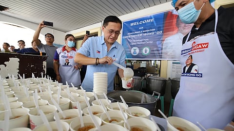 Bong Go distributes 'lugaw' at Laguna hospital