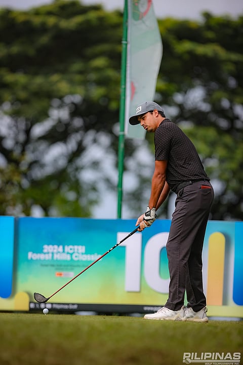KEANU Jahns refuses to get distracted, leading to an impressive 67 that gives him a 5-stroke lead midway through the ICTSI Forest Hills Classic in Antipolo City.