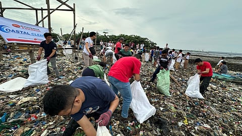 Phoenix Petroleum employees joined local volunteers in cleaning up a massive pile of trash in Bacolo City, Negros Occidental.