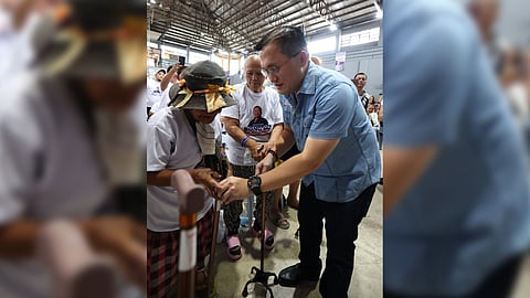 IN a heartfelt moment during his recent visit to Barangay South Poblacion in San Fernando, Cebu, Senator Lawrence ‘Bong’ Go reached out to assist a beneficiary in need.