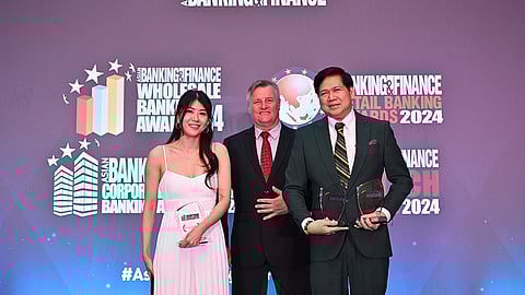 Candice Lee, manager of institutional banking of BDO Singapore; and Sonny Marpuri (right) first vice president and head of accounting and HR of BDO Singapore received BDO Capital’s awards from Nick Atkinson, contributing editor of Asian Banking & Finance magazine.