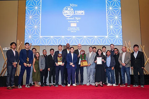 THE Meralco coaching staff led by Luigi Trillo and active consultant Nenad Vucinic gets honored with the Virgilio ‘Baby’ Dalupan trophy during the 30th PBA Press Corps (PBAPC) Awards Night at the Novotel Manila Araneta City. Joining them are the grandchildren of the late ‘Maestro’ of Philippine basketball coaching along with past and present heads of the PBAPC led by Vladi Eduarte.