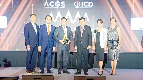Accepting the highest recognition for excellence in corporate governance are (from left) Pedro Maniego Jr., Institute of Corporate Directors chairperson; Roel A. Refran, Philippine Stock Exchange executive vice president and chief operating officer; Amando Tetangco Jr., SM Investments Corporation chairperson; Emilio Aquino, Securities and Exchange Commission chairperson; Ida Ceniza-Tiongson and Ma. Victoria Españo, ICD vice chairperson and ICD treasurer, respectively.